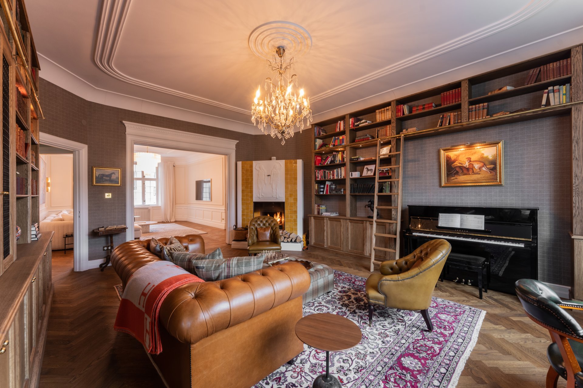 Via Monte library with bookshelves, piano and fireplace