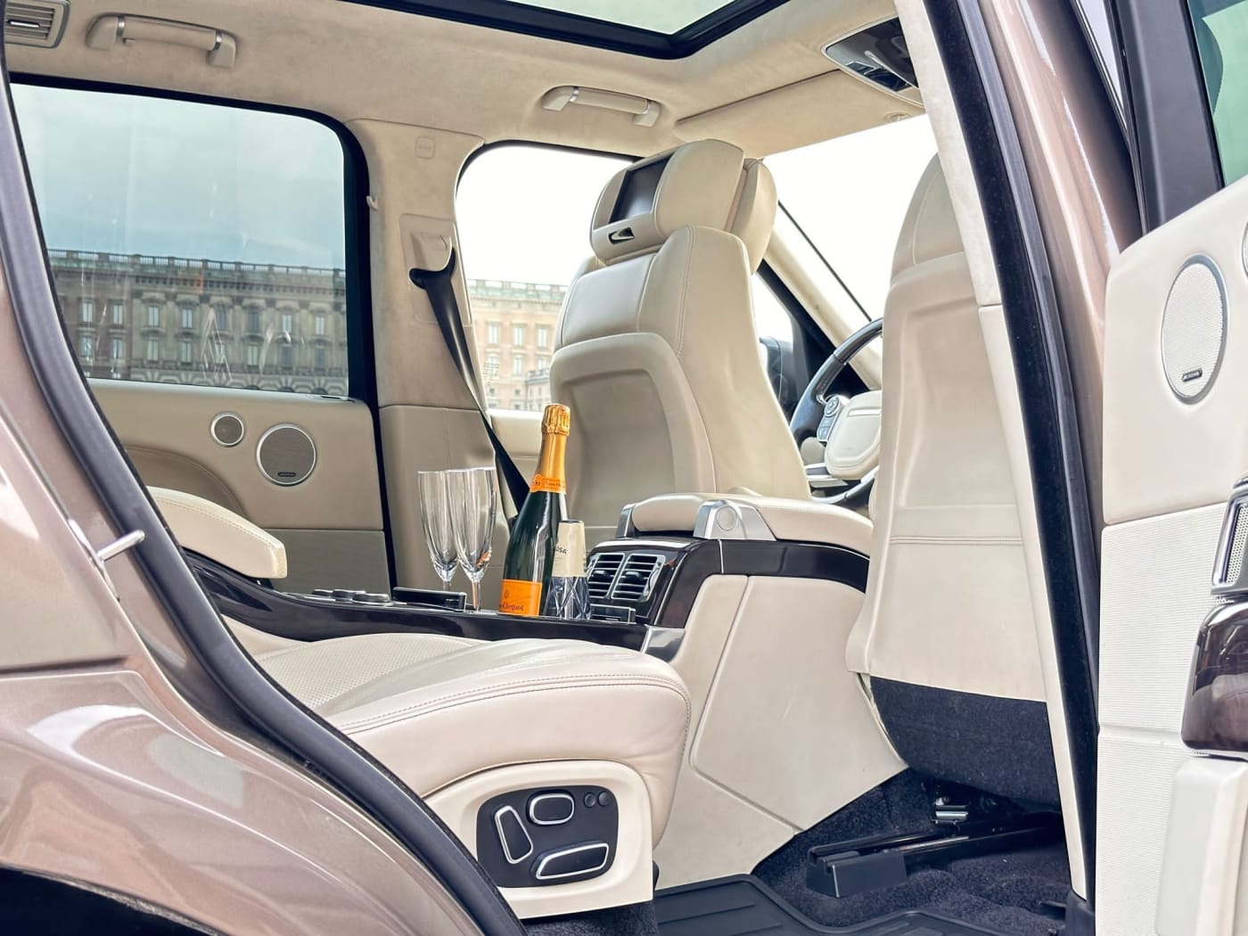 Range Rover delivered with full service in Stockholm