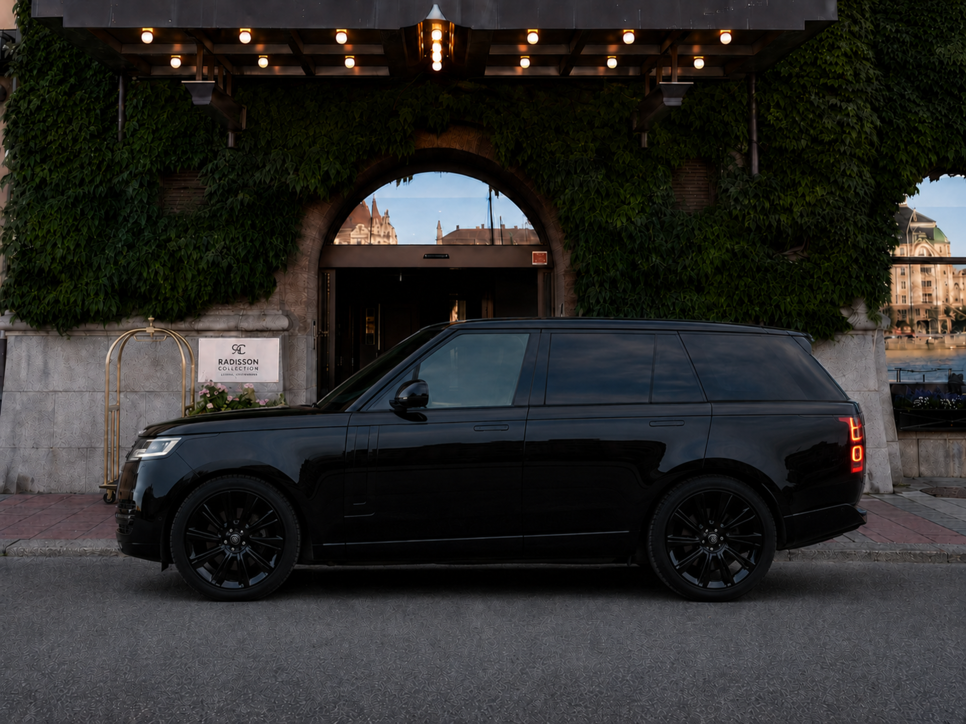 Range Rover or Similar exterior