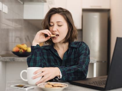 Диетолог рассказала, от какой привычки взрослым женщинам лучше отказаться