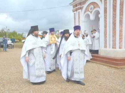 Митрополит Крутицкий и Коломенский Ювеналий освятил храм в деревне Мытники
