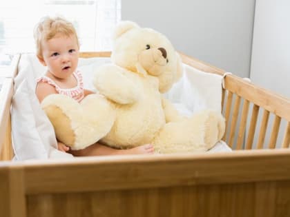 Дерматолог рассказала о вреде плюшевого мишки в детской кроватке