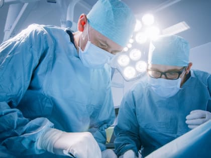 В США врачи провели первую в мире пересадку всего глаза