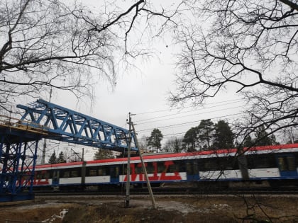 Монтаж центрального пролета пешеходного перехода над железной дорогой завершили в Люберцах
