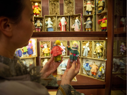 Музей из Коломны передал игрушки ручной работы для московского рождественского фестиваля