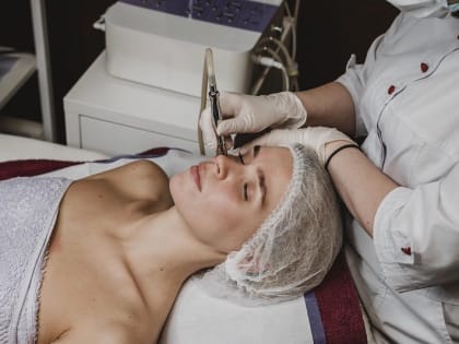 «Будет только хуже»: в каких случаях не стоит делать ультразвуковую чистку лица