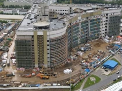 На крыше строящейся 1-й областной детской больницы в Красногорске оборудуют вертолетную площадку