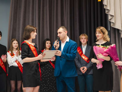 Партийцы поздравили активистку МГЕР из Люберец с окончанием школы