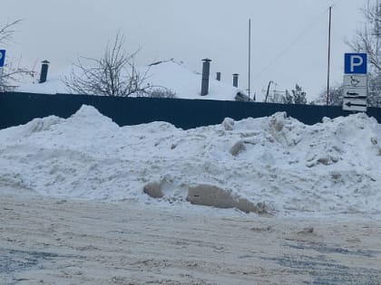 В Истре снег сгребают на парковки для инвалидов