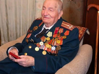 Участнику обороны Ленинграда Александру Петровичу Шитову вручили юбилейную награду