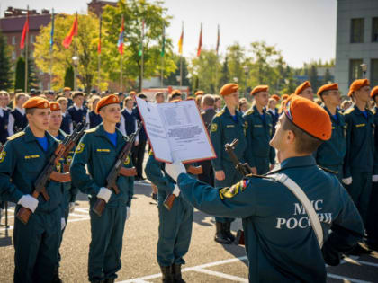 Более сотни курсантов-первокурсников АГЗ МЧС в Химках приняли военную присягу