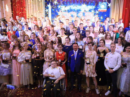 Глава Королёва поздравил лучших выпускников городских школ