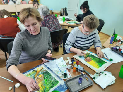 Для тучковцев провели урок рисования «Пейзаж»