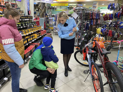 Полицейские во время акции напомнили жителям Люберец правила катания на велосипедистах