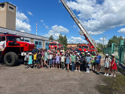 Школьники из Ликино-Дулёва примерили на себя роль пожарного