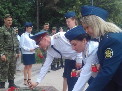 Сотрудники ФСИН зажгли свечи памяти в химкинском сквере