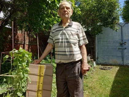 Соцработники делают подарки своим подопечным