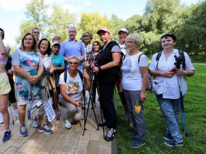 Любители ходьбы из Пушкино встретили мэра Москвы на пути в Лавру и пригласили его в гости