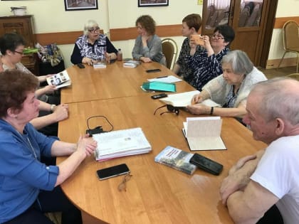 В Дзержинском прошло заседание участников генеалогического клуба «Найти свои корни»