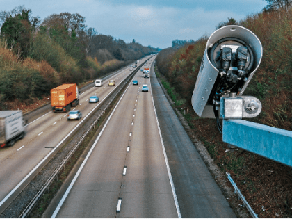 В РФ с 11 января камеры начнут фиксировать факты выброса мусора на обочину из авто