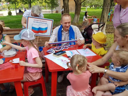 Партийцы Реутова отметили 350-летие Государственного флага Российской Федерации
