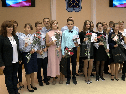 Девяти подольчанам вручили паспорта в День флага России