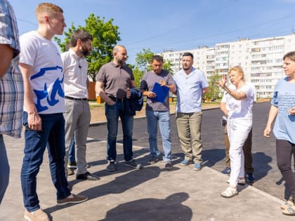 Глава Орехово-Зуевского округа проверил благоустройство 2-го микрорайона в д. Давыдово