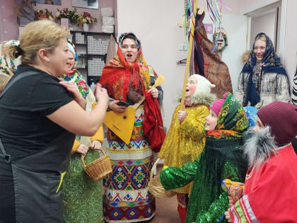 В Каринском дети вышли на улицу колядовать