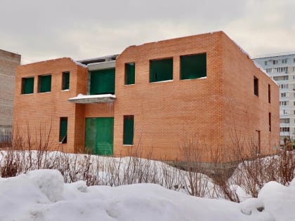 Осмотрели еще одно недостроенное здание, которое уже много лет не радует жителей нашего города и не придает ему красоты