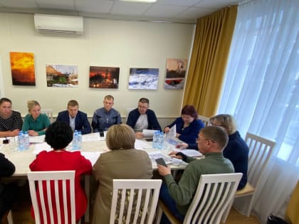 Понедельник начался с рабочего совещания по субботнику.