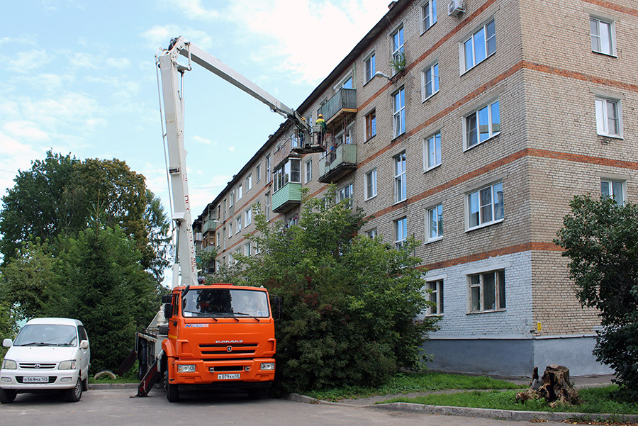 Ремонт коломна. ДГХ Коломна. ДГХ автовышка. Дом в городе Гагарине с балконами. СК-26 без балкона.