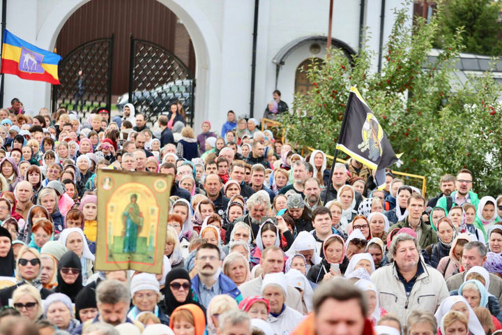 10 тысяч человек фото. 2000 человек. Более 2000 человек. 2000 человек в одном месте. Казань экспо.