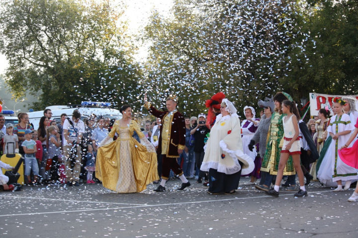 Костюм для школьного карнавала. Pin on carnival. Школьный карнавал изо 3 класс презентация. Сухой лог карнавал день города. Фестиваль цветов костюмы.