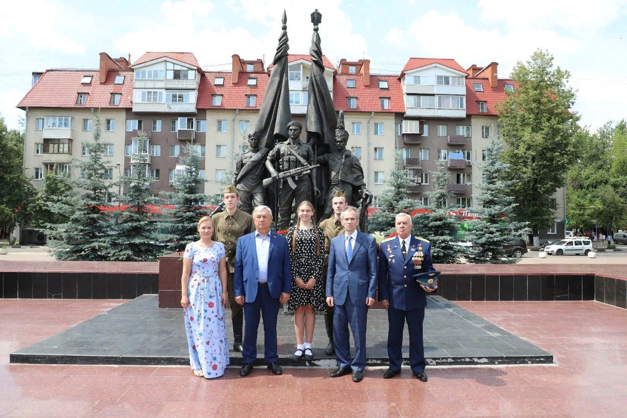 Лыткаринец. Лыткарино Центральная площадь. Памятник защитникам Лыткарино. Лыткарино памятник защитникам Отечества. Главная площадь в Лыткарино.