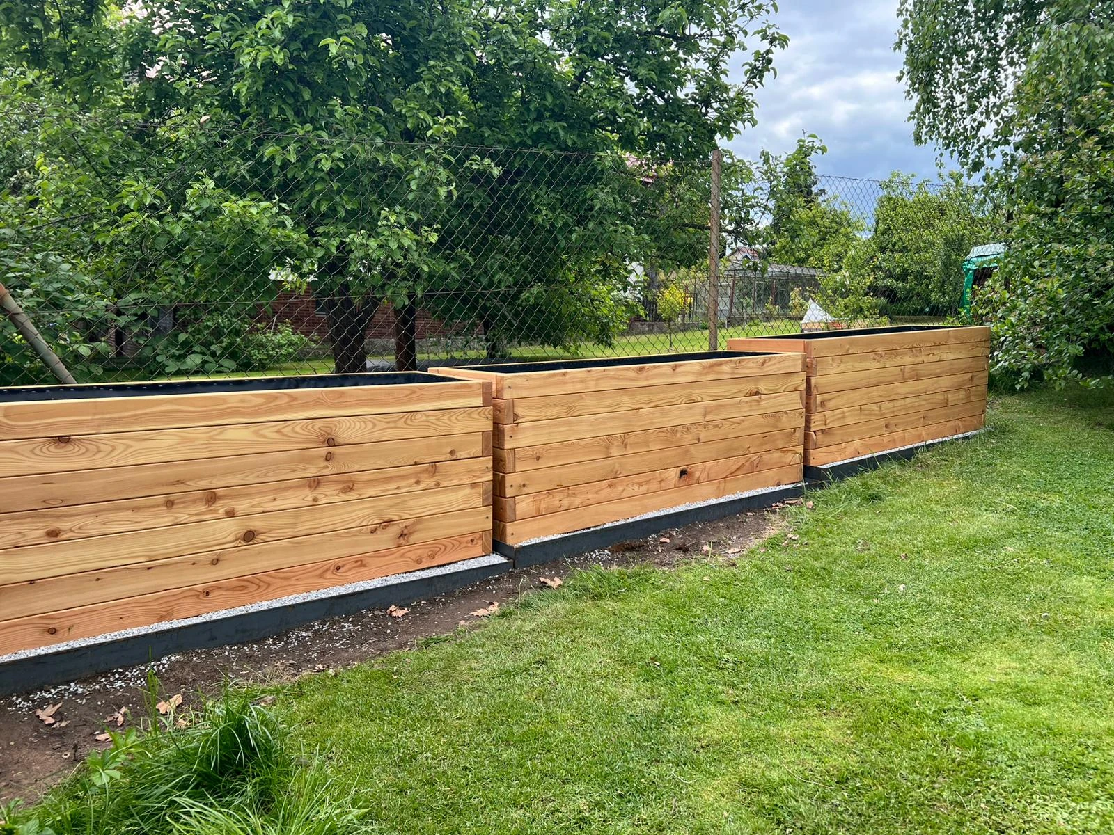 Vyvýšený záhon ze dřeva modřín na míru – Záhony z Vysočiny