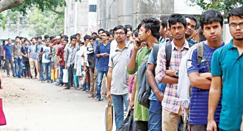 ১০ হাজার টাকার চাকরিতেও শতাধিক আবেদন