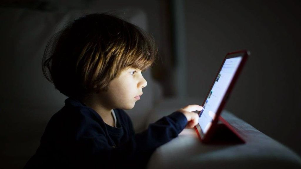 As telas estão remodelando e impactando no desenvolvimento cerebral das crianças