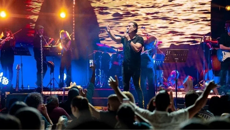 Kıraç, Merit Royal Gardens’ta unutulmaz bir müzik gecesi yaşattı