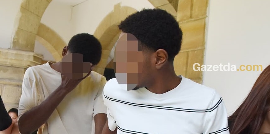 Polis baskınında paket paket uyuşturucu bulundu 