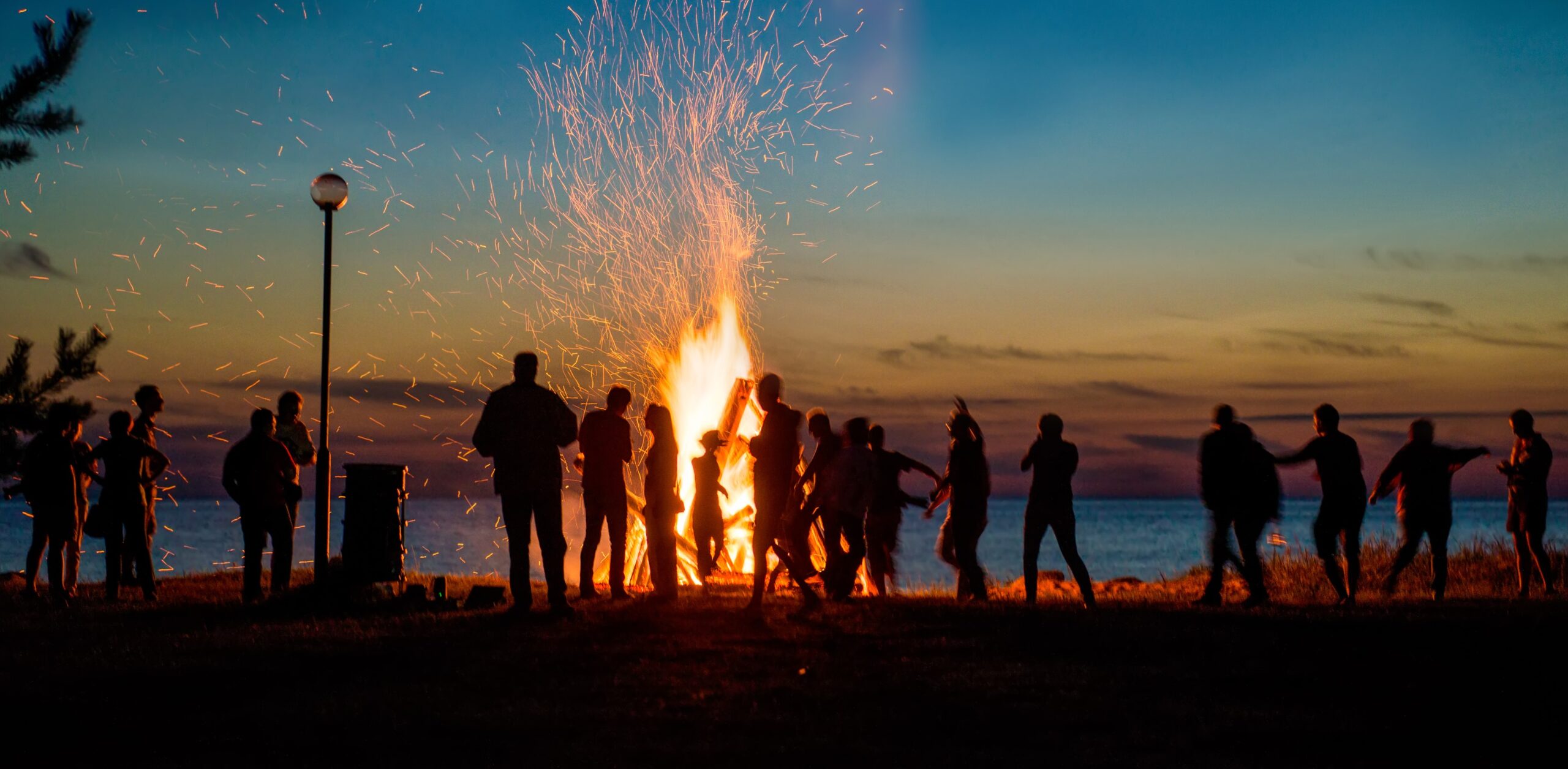 christmas-eve-bonfires-on-the-levee_03