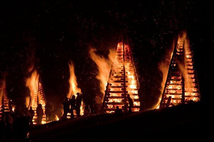 christmas-eve-bonfires-on-the-levee_04