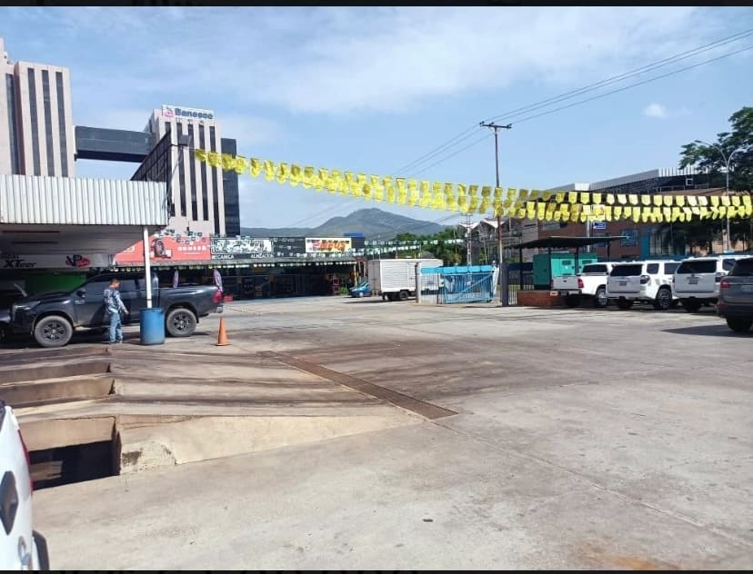 Local comercial en venta en Naguanagua (Frente al C.C. Chirikayén), foto 2 de 10