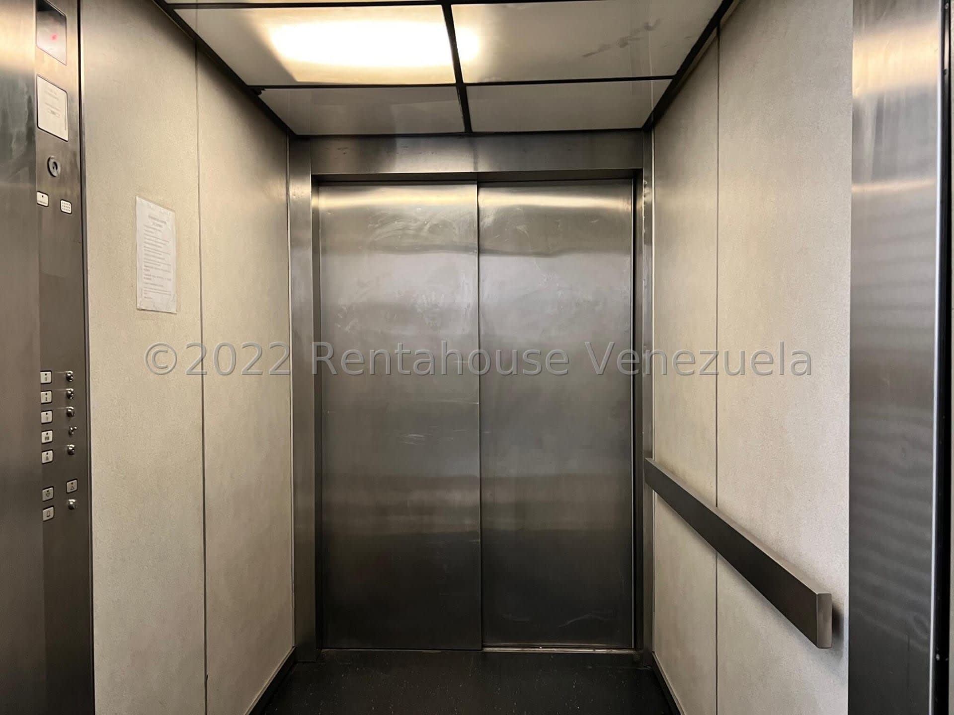 Local comercial en venta en Caracas (Prado de Maria), foto 2 de 12