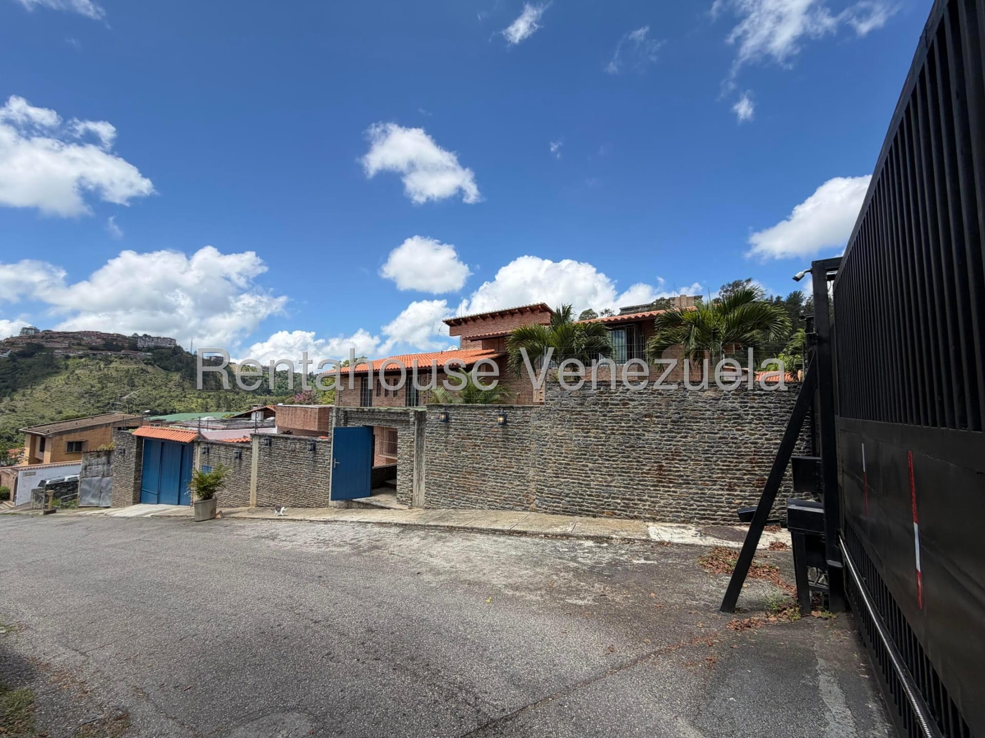 Casa en venta en Caracas (La Lagunita Country Club), foto 1 de 12