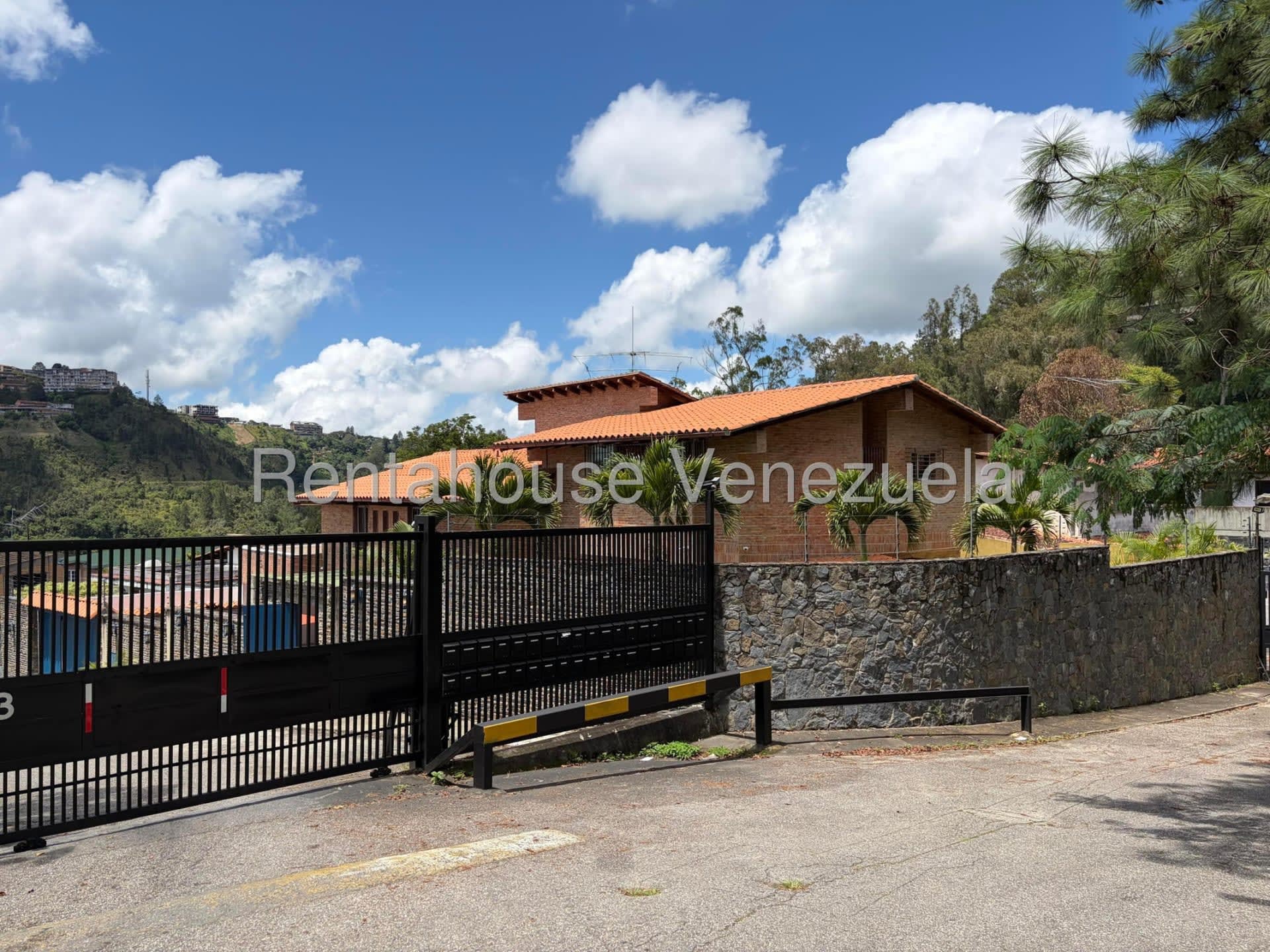 Casa en venta en Caracas (La Lagunita Country Club), foto 2 de 12