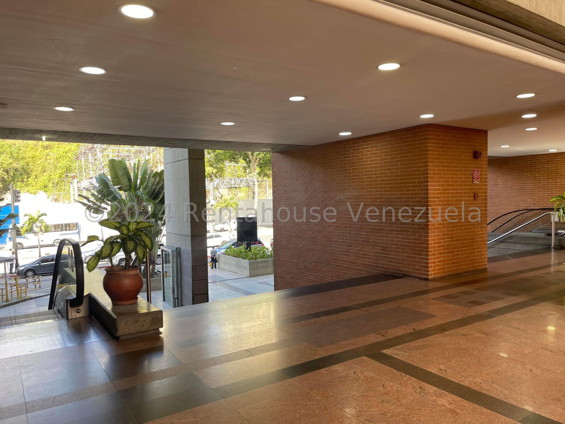 Local comercial en venta en Caracas (El Cafetal), foto 3 de 9