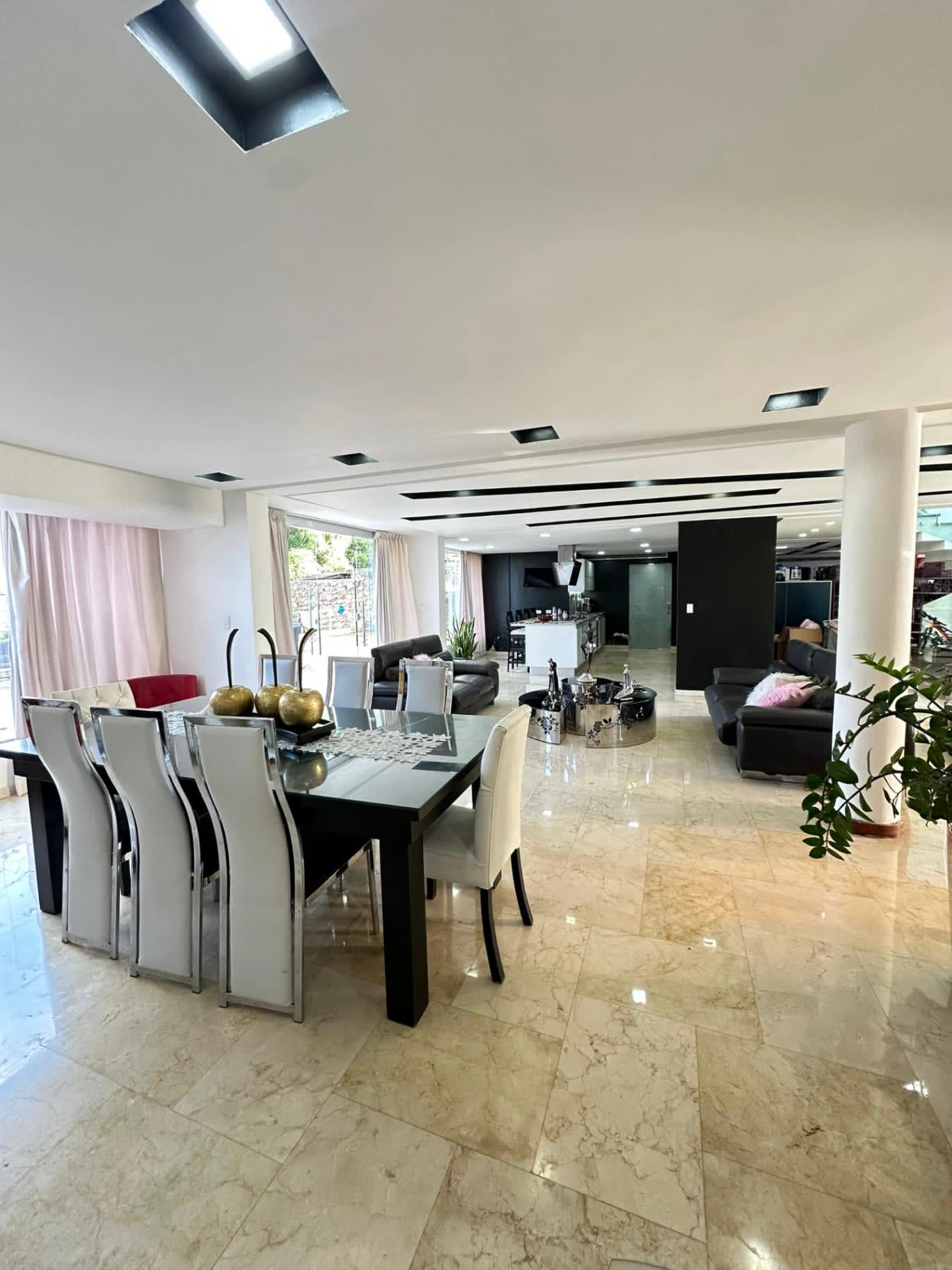 Foto 3 de Sky Group Elegance Vende Casa Moderna en Cumbres del Manzano