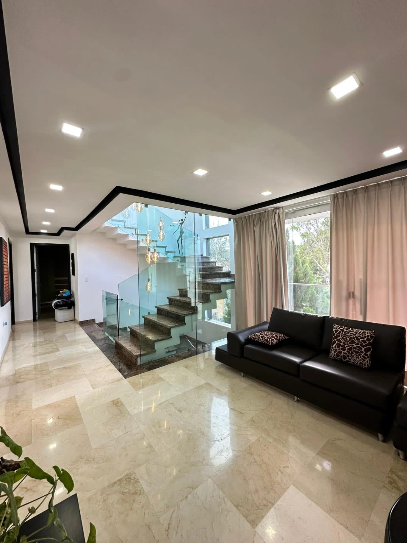 Foto 5 de Sky Group Elegance Vende Casa Moderna en Cumbres del Manzano