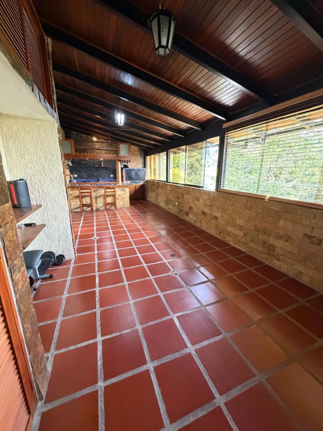🚨 OPORTUNIDAD REAL EN MONTE CLARO – CASA AMPLIA + TERRAZA LISTA PARA DISFRUTAR Si estás buscando espacio, ubicación y potencial de inversión… esto NO es una casa más. 📍 Urb. Lomas de Monte Claro – Guarenas 📐 177 m² + amplia terraza techada ✔️ 6 habitaciones ✔️ 3 baños completos ✔️ 3 niveles bien distribuidos ✔️ Terraza panorámica con área social, parrillera y barra ✔️ Cocina empotrada ✔️ Área de lavado ✔️ 2 puestos de estacionamiento 🔥 PERFECTA PARA: – Familia grande – Inversión (alquiler por habitaciones) – Vivir y generar ingresos al mismo tiempo ⚠️ Este tipo de propiedad con tanto espacio y potencial NO aparece todos los días. 💰 Precio: $125,000 📩 Escríbeme directo si estás listo para negociar y agendar visita. ⸻ 🟣 VERSION INSTAGRAM (EMOCIONAL + LUJO ACCESIBLE) 🏡✨ VIVIR DIFERENTE EN MONTE CLARO Imagina tener tu propio espacio en 3 niveles, con áreas para cada momento de tu vida… Desde una sala acogedora hasta una terraza completamente techada con vista, parrillera y barra para compartir. ✔️ 6 habitaciones ✔️ 3 baños ✔️ Terraza panorámica ✔️ 2 puestos No es solo una casa… es espacio, comodidad y oportunidad. 💰 $125,000 📩 DM para más info o visita privada.