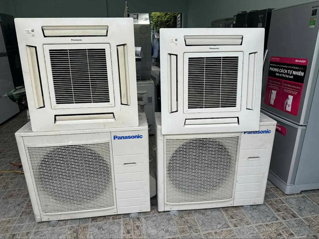 Hai bộ máy lạnh âm trần Panasonic tại cửa hàng Kim Phú